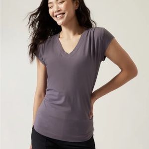 Athleta Outbound V-Neck Tee, Dusk Violet Size XS